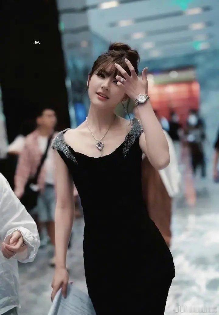 赵露思这身材怎么越来越崎岖呢？头也很大 ​​​