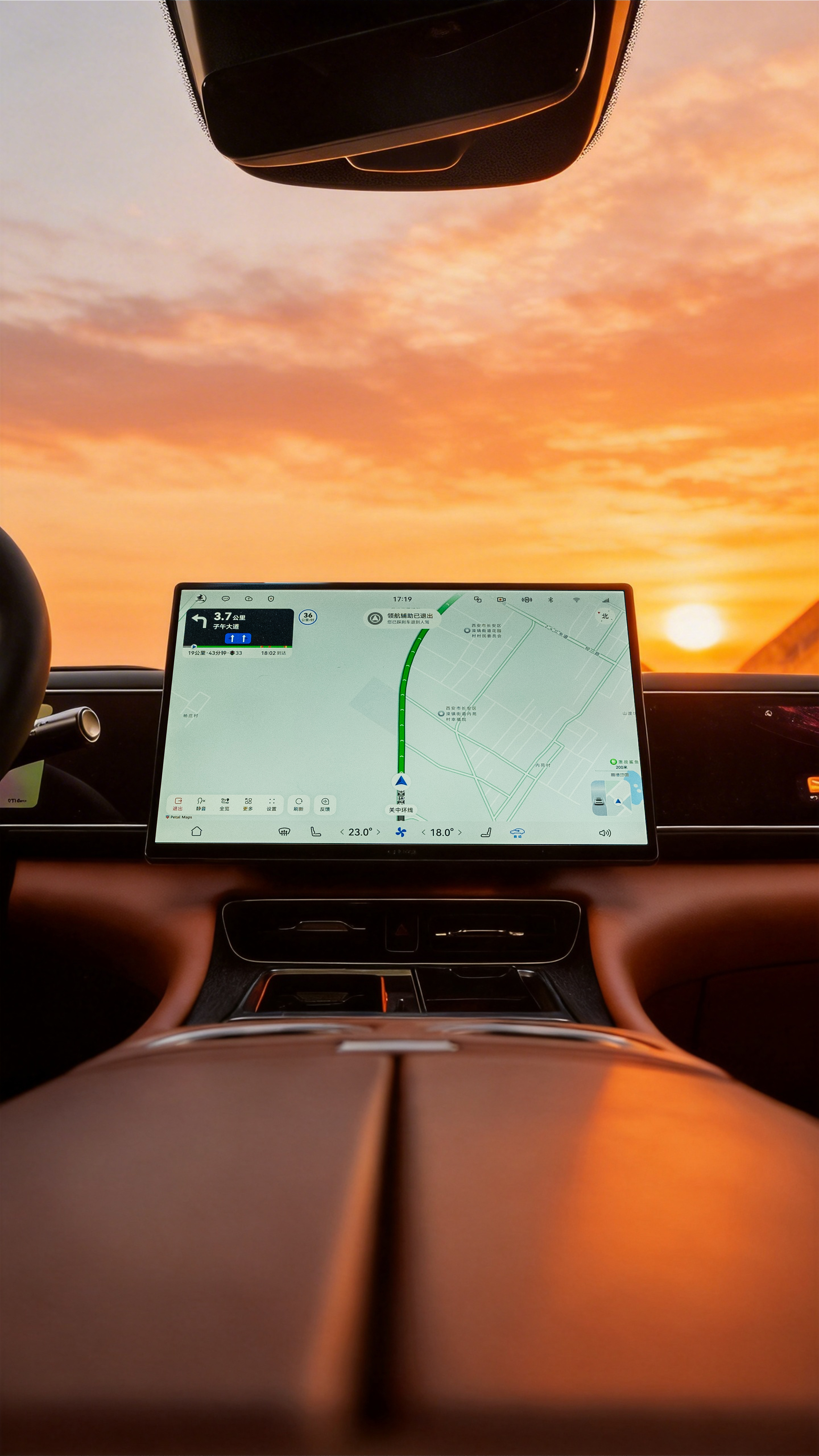 分享一组问界M7珊瑚红美图！问界M7珊瑚红+黑武士配色真的有点犯规！红得热烈，黑