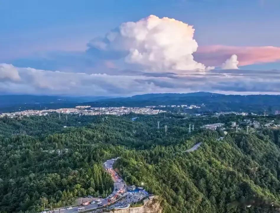 思念是一个人的事

想念这件事，浓的时候铺天盖地，淡的时候又无处可寻。你在或不在