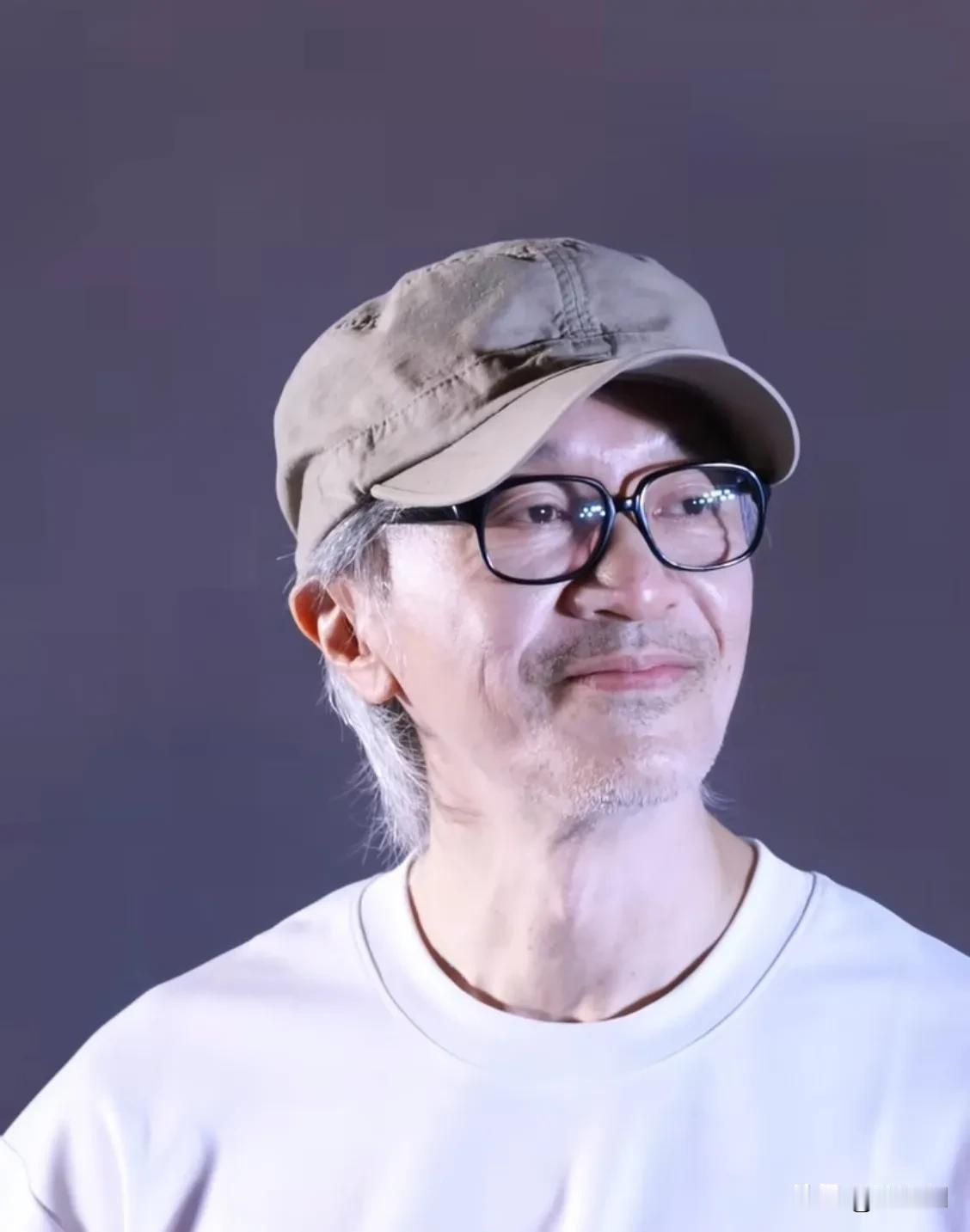 第一次看到他如此舒展的笑容，居然感觉有些欣慰。
以往看到他，总是一副忧郁的模样，