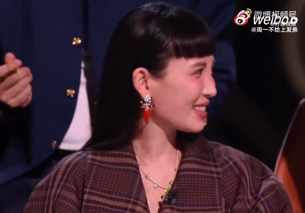 魏如萱胡萝卜耳钉魏如萱现身歌手发布会，清新穿搭格外亮眼。别致胡萝卜耳钉童趣满满，