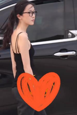 李嫣走路姿势和妈妈一模一样。
是在北京，车里是王菲的司机！
桀骜不驯的样子跟妈妈
