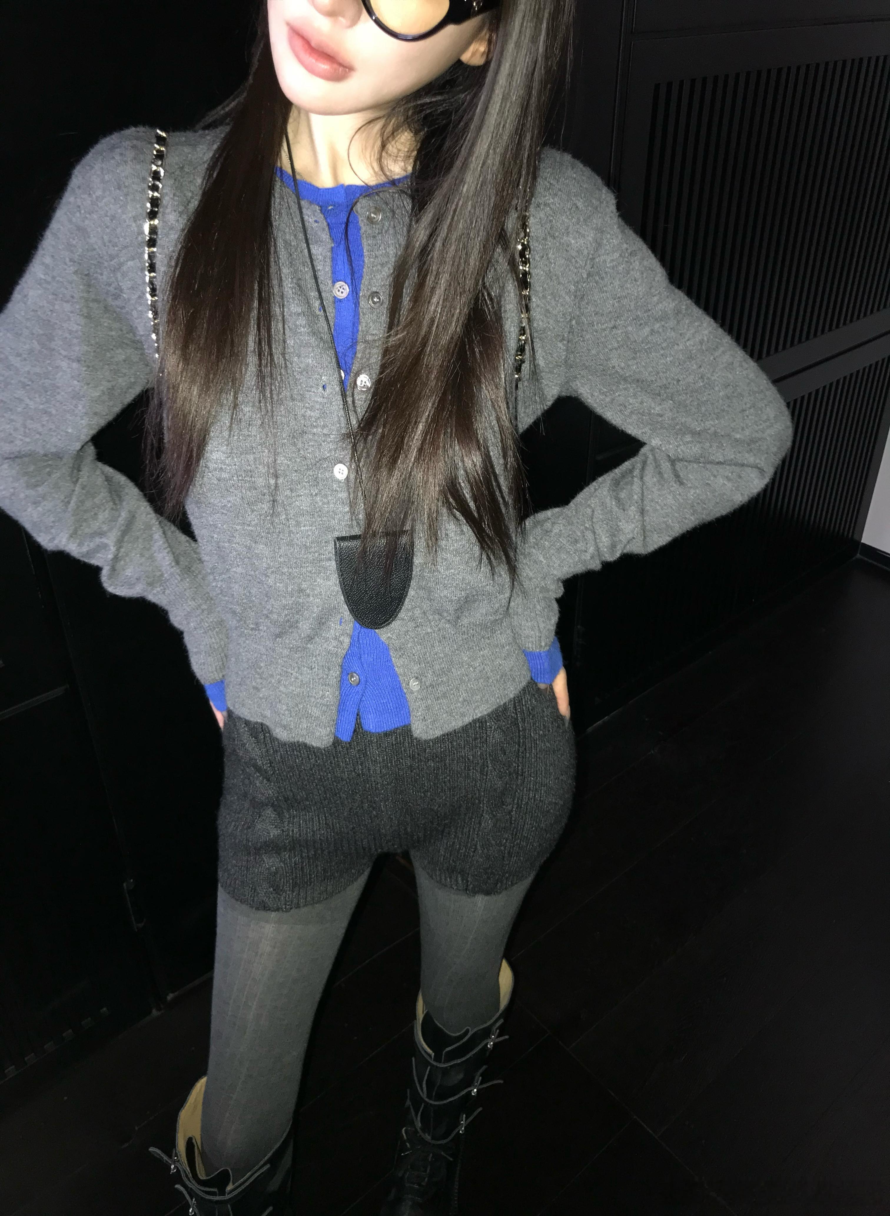 一眼种草的设计感miu系开衫简约又提气质 前片撞色假两件设计 增添吸睛时髦度 轻