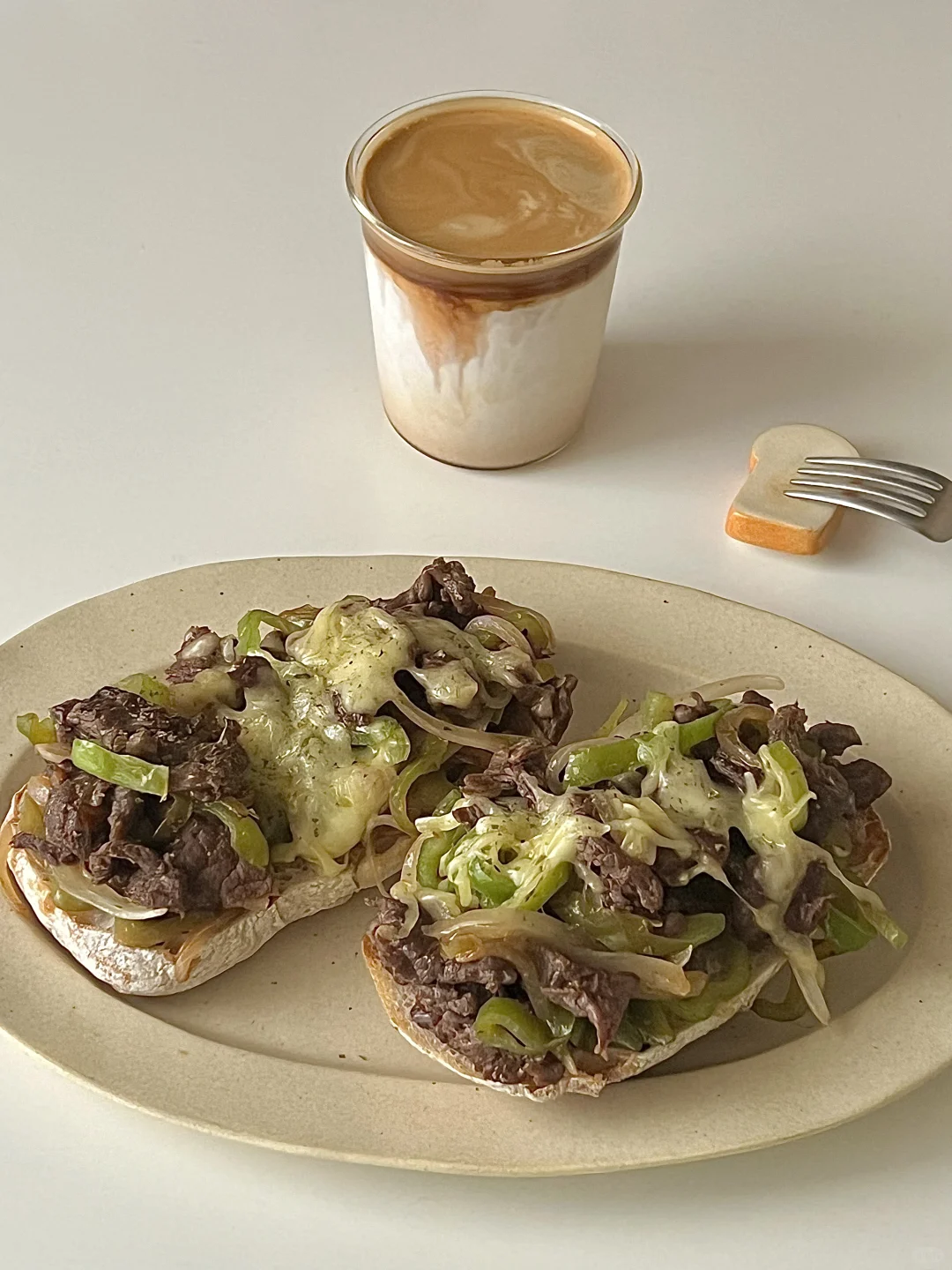 brunch｜芝士洋葱牛肉三明治🥪冰拿铁☕️