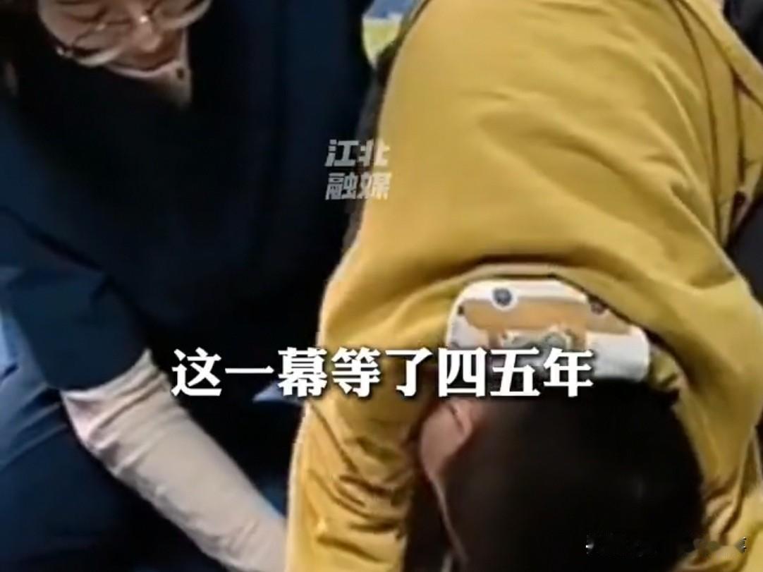 安徽一康复教室，5岁瘫痪男孩趴地上练习，见妈妈走了，挣扎着爬起来追。老师赶紧护住