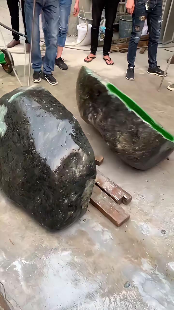 发了，一刀切，涨了十倍不止，我朋友这次算是爆发了。
买的只有区区十万，现在股价在