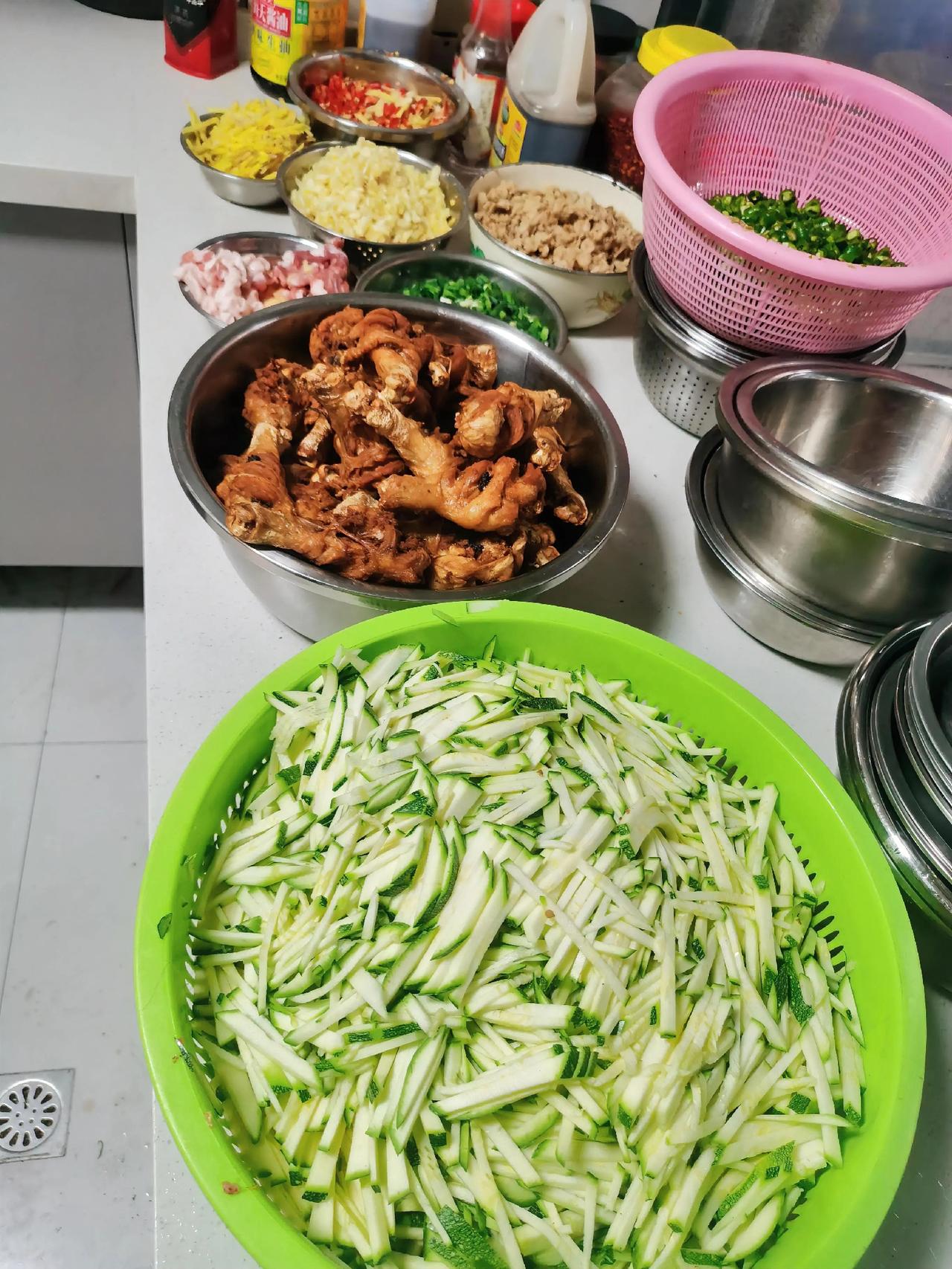 今日菜谱：
红烧鸡腿
小南瓜丝炒猪肉
红萝卜玉米骨头汤。

开心一下：
今天公司