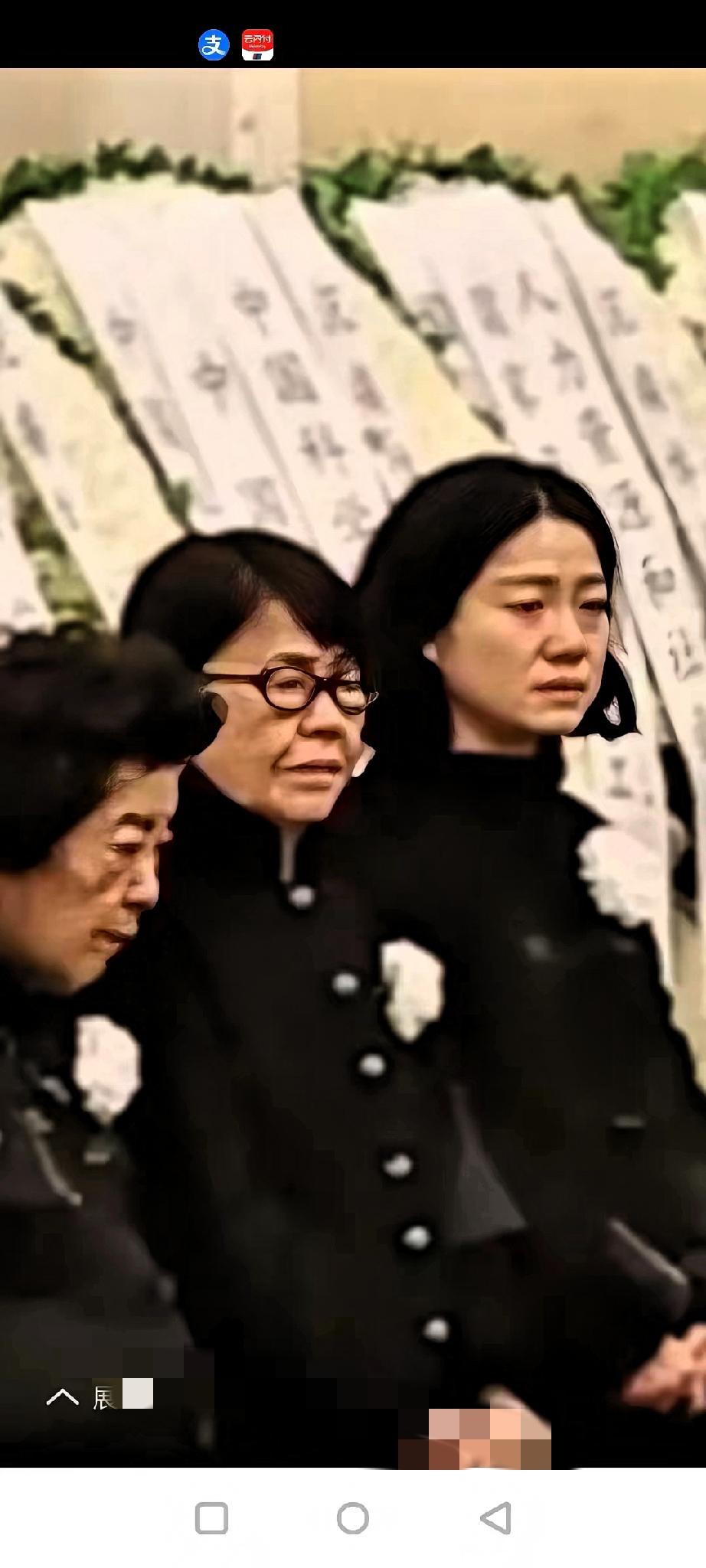 在众多送别杨老的人里，翁帆是最年轻的，也是和他最亲的那个。看着她红肿的眼睛、难掩