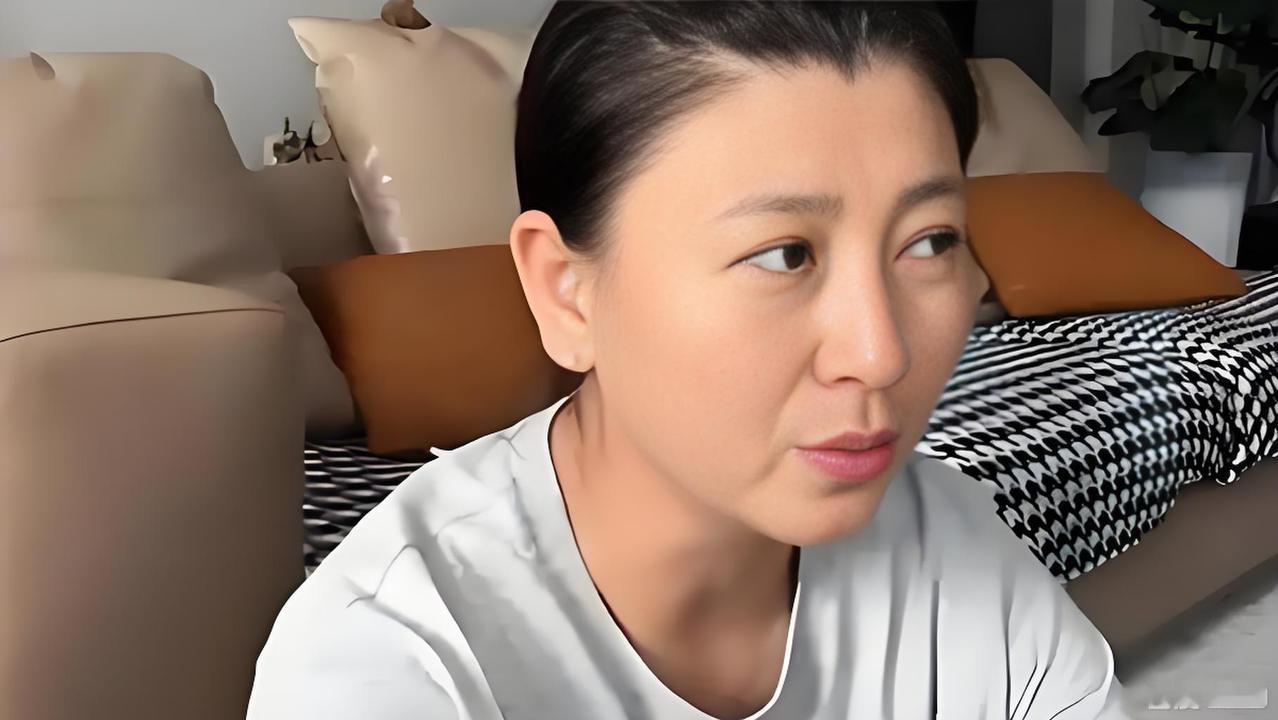 近日，演员闫学晶在直播中谈及儿子一家的收入情况，称其月入几十万仍难以支撑家庭开支