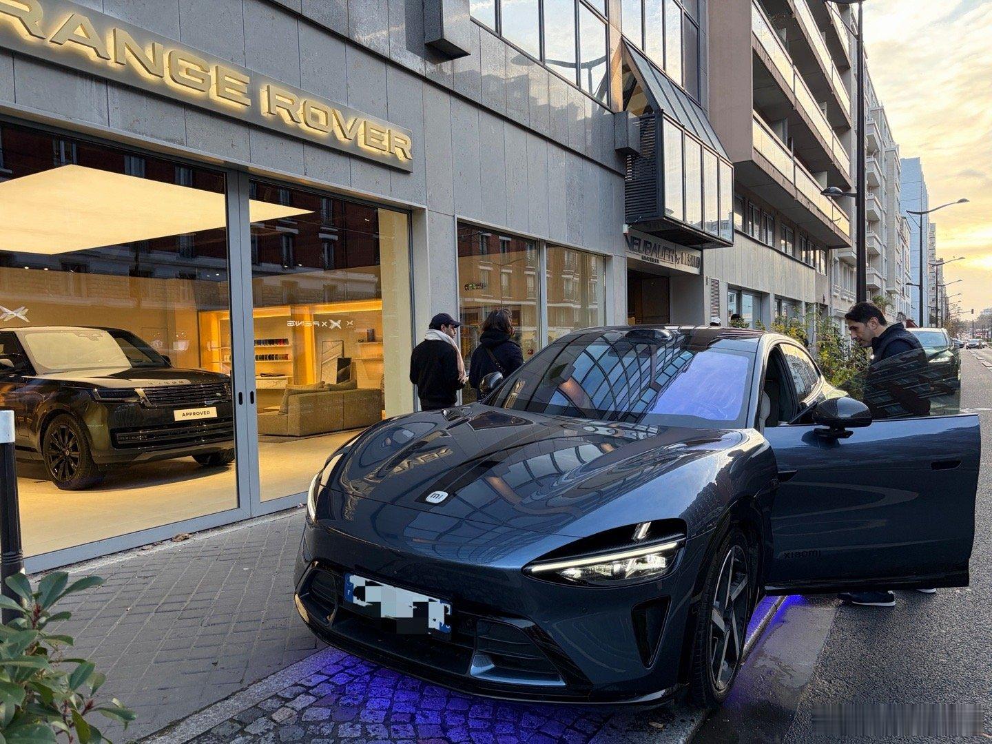 跟大家分享个好玩的事儿，今天下午没啥事，开小米YU7去巴黎的路虎展厅找店长喝了杯