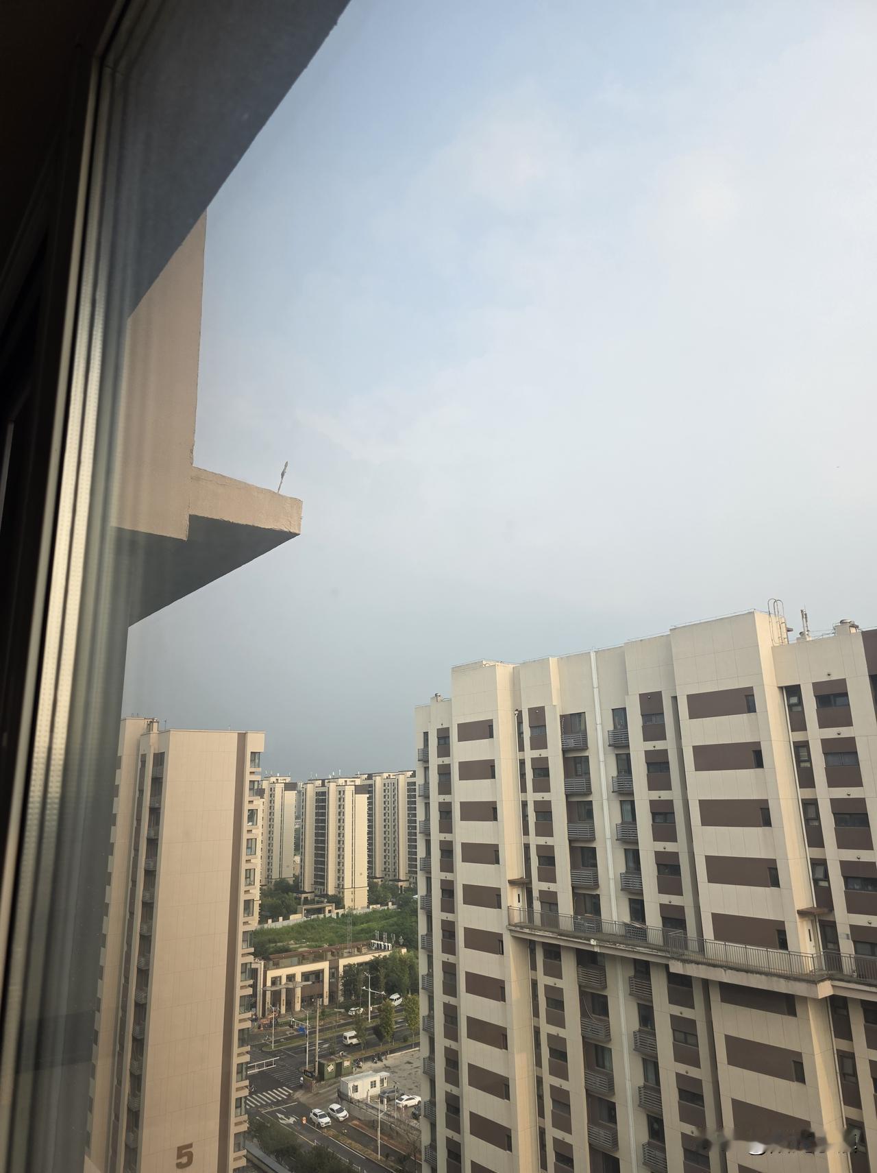 济南这个气象看来太难预报了，想预报准实在不是容易的事……

今天济南气象台发布了