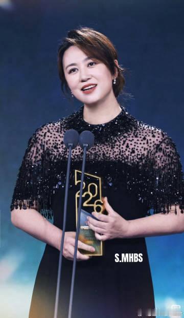 马丽领完这个领那个马丽近期收获多项行业奖项肯定，不局限单一表演风格用心打磨演技，