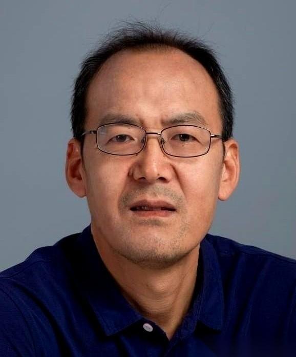 说实话，这种人挺“可怕”的。一个副教授，安安静静搞了三十年计算机。回头身后已站着