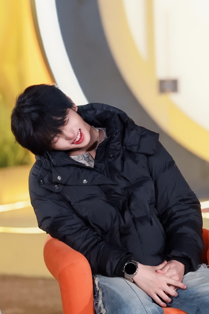 穆祉丞笑得好开心 谁懂穆祉丞这迷人的笑容啊！“开心程度🐝%”笑得好开心隔着屏幕