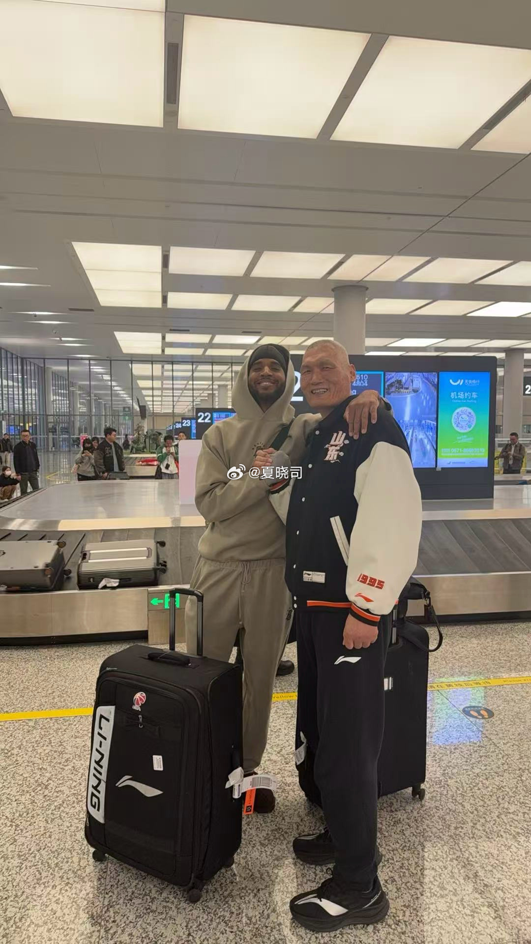 昨晚比赛场上，大男孩克里斯被激怒了，球队昨晚赛后对克里斯进行了批评教育。今日，克