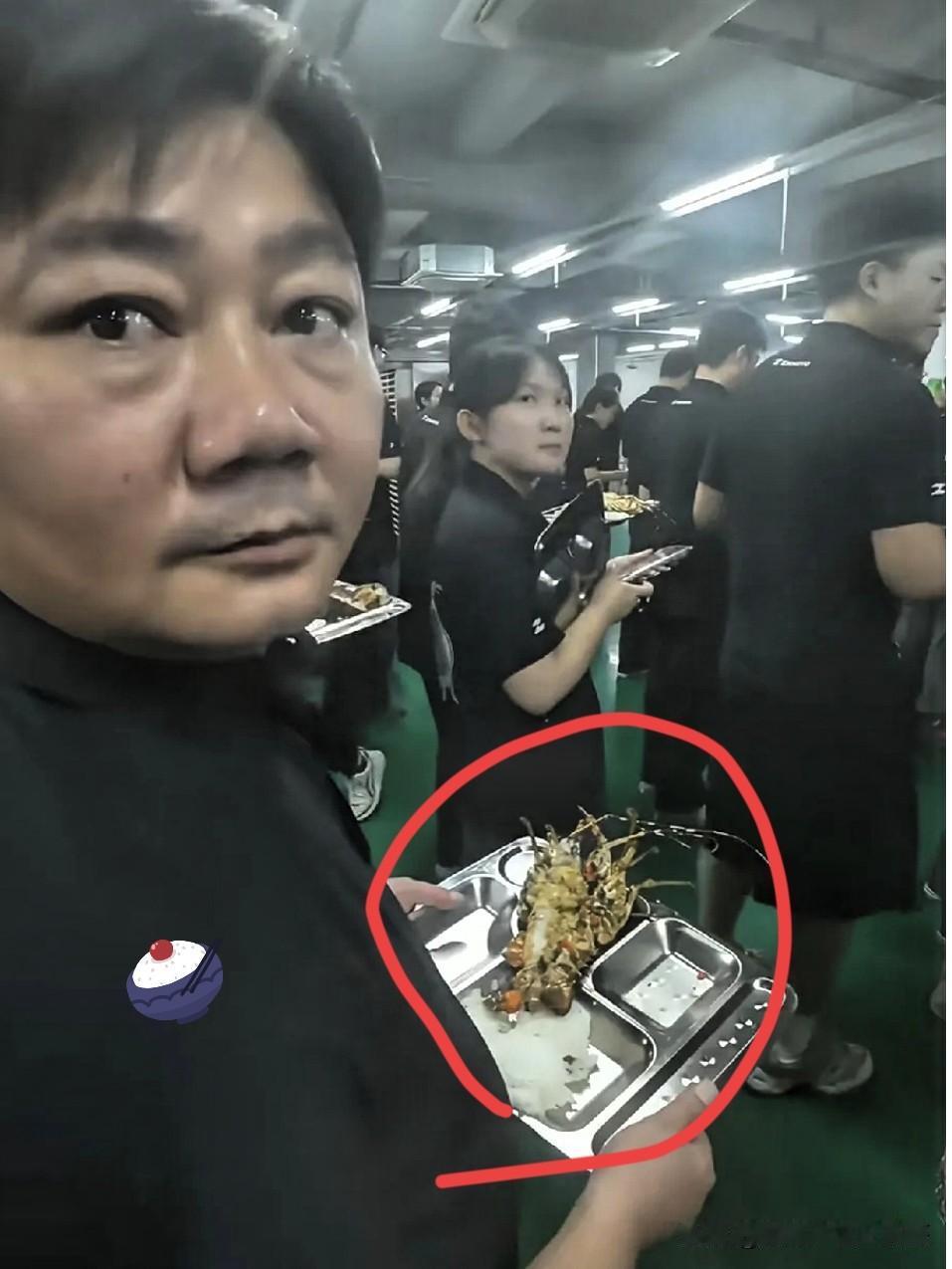 见过行事低调的，却从没见过这般低调的老板！

这是员工随手拍下的画面，绝对不是刻