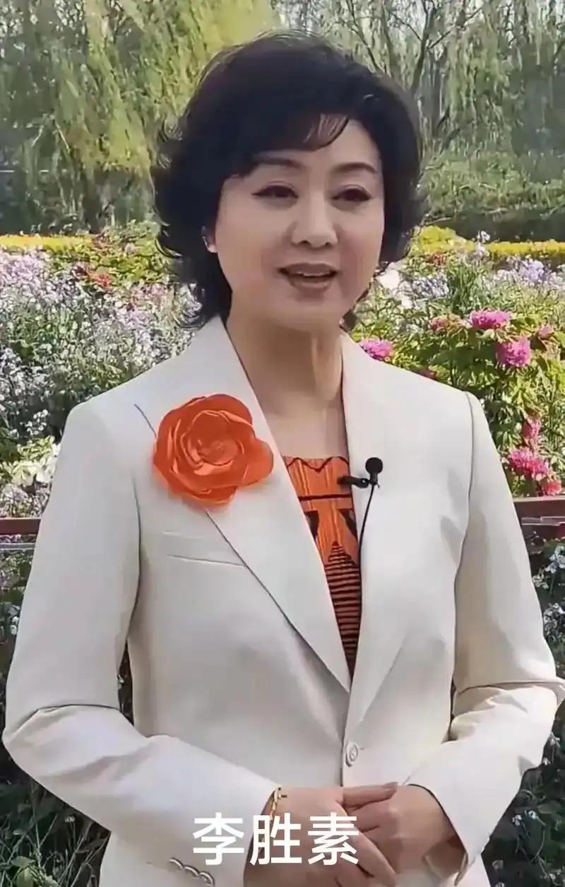 身材颜值酷，
名家李胜素。
京剧传承人，
粉丝获无数。