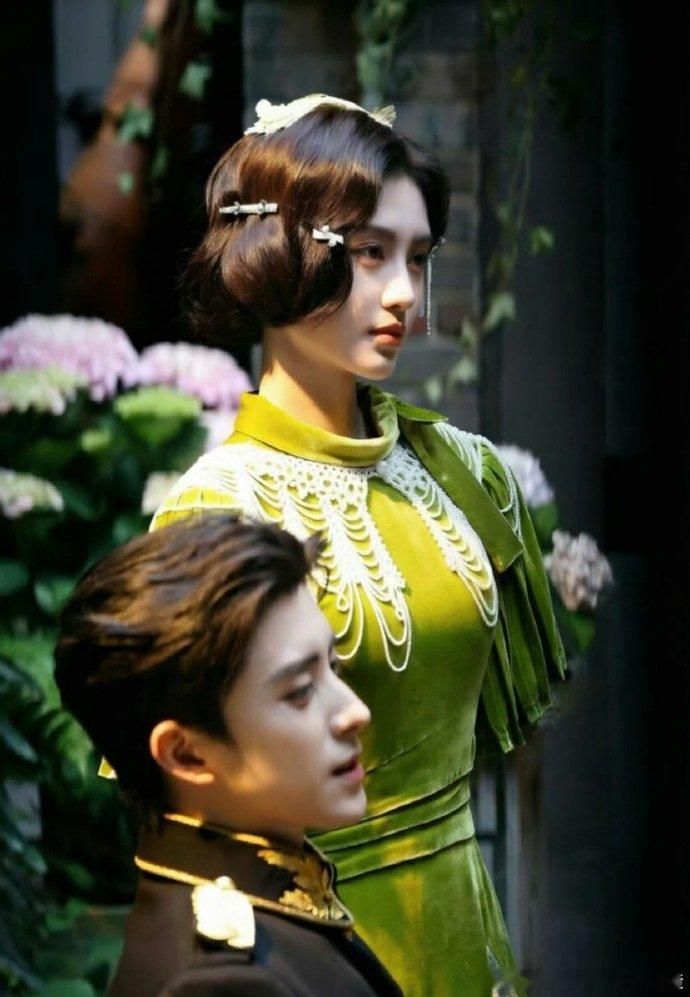鞠婧祎万花世界绿旗袍造型路透鞠婧祎万花世界珍珠披肩路透 鞠婧祎万花世界珍珠披肩路
