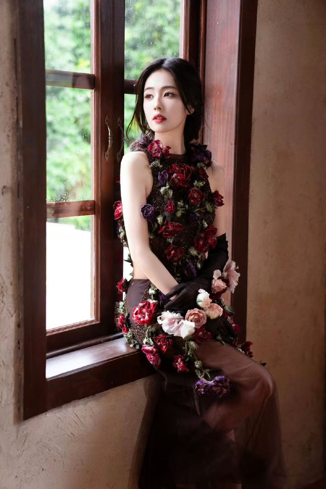 白鹿红秀封面侧拍白鹿红秀高定封面侧拍 侧拍有 ​​​