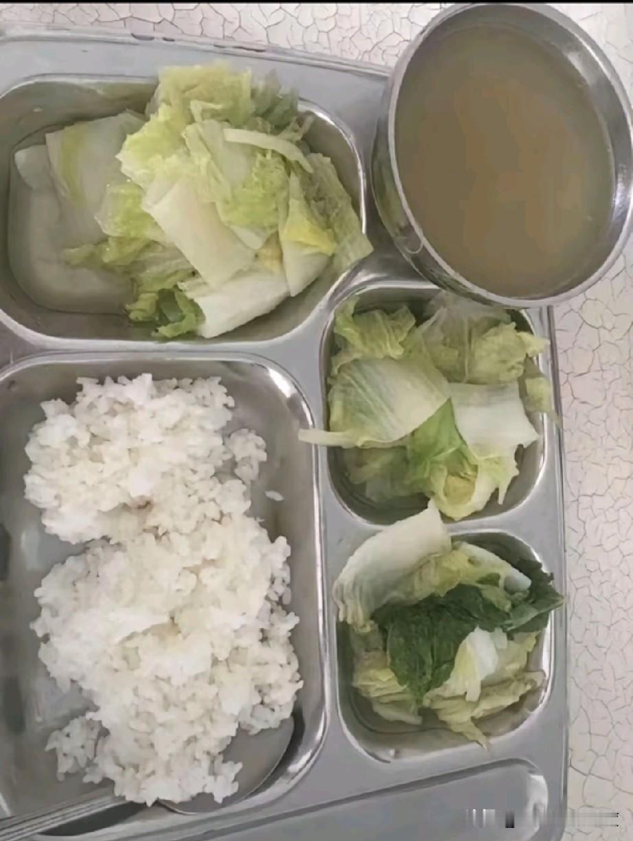 这不是监狱的伙食，这是惠州一家工厂食堂午餐，特点就是清汤寡水，唯一的优点就是能减