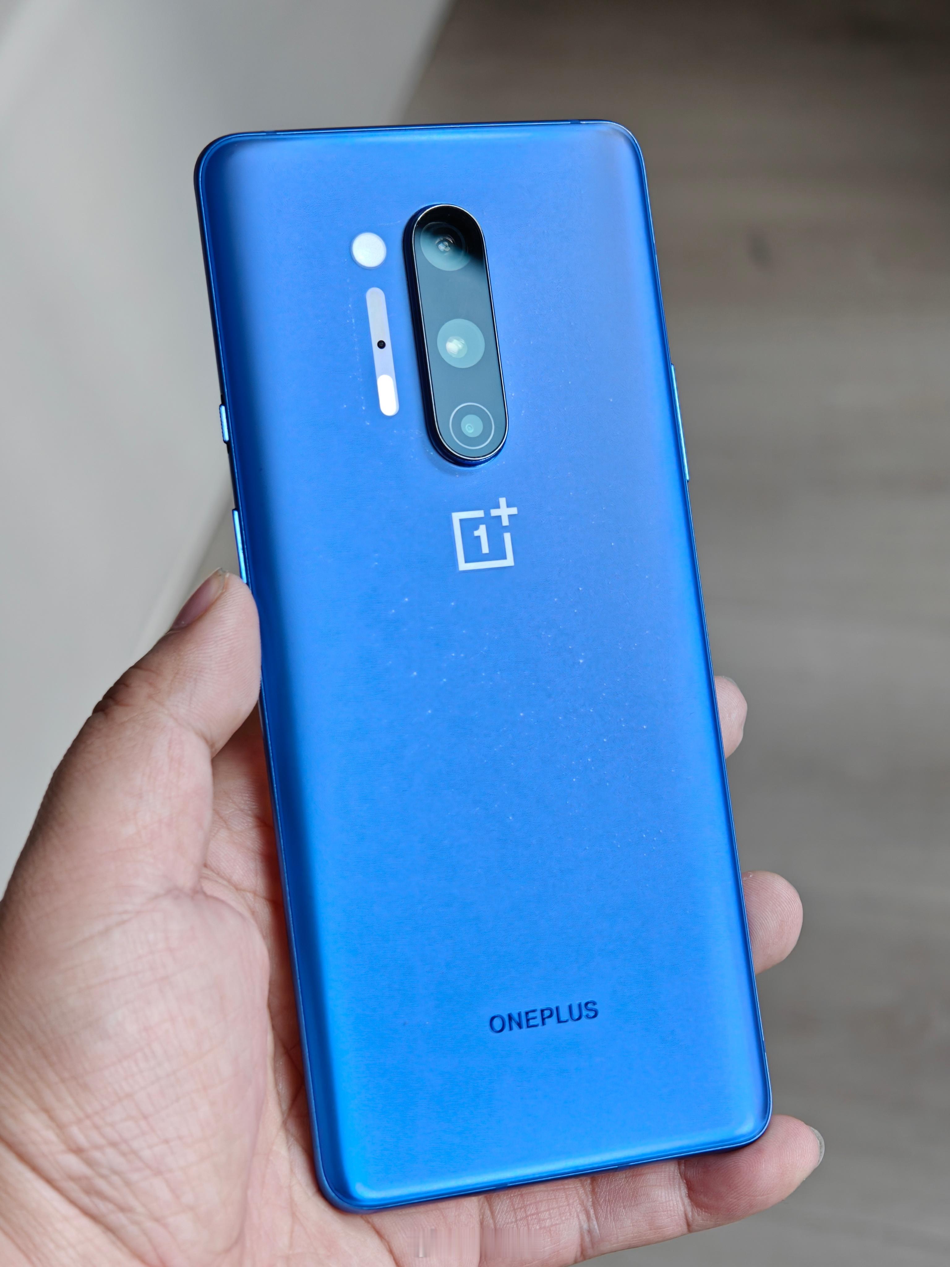 从同事那儿薅了一台一加8 Pro，因为当时手机上下边框略宽，整个手机看着很长