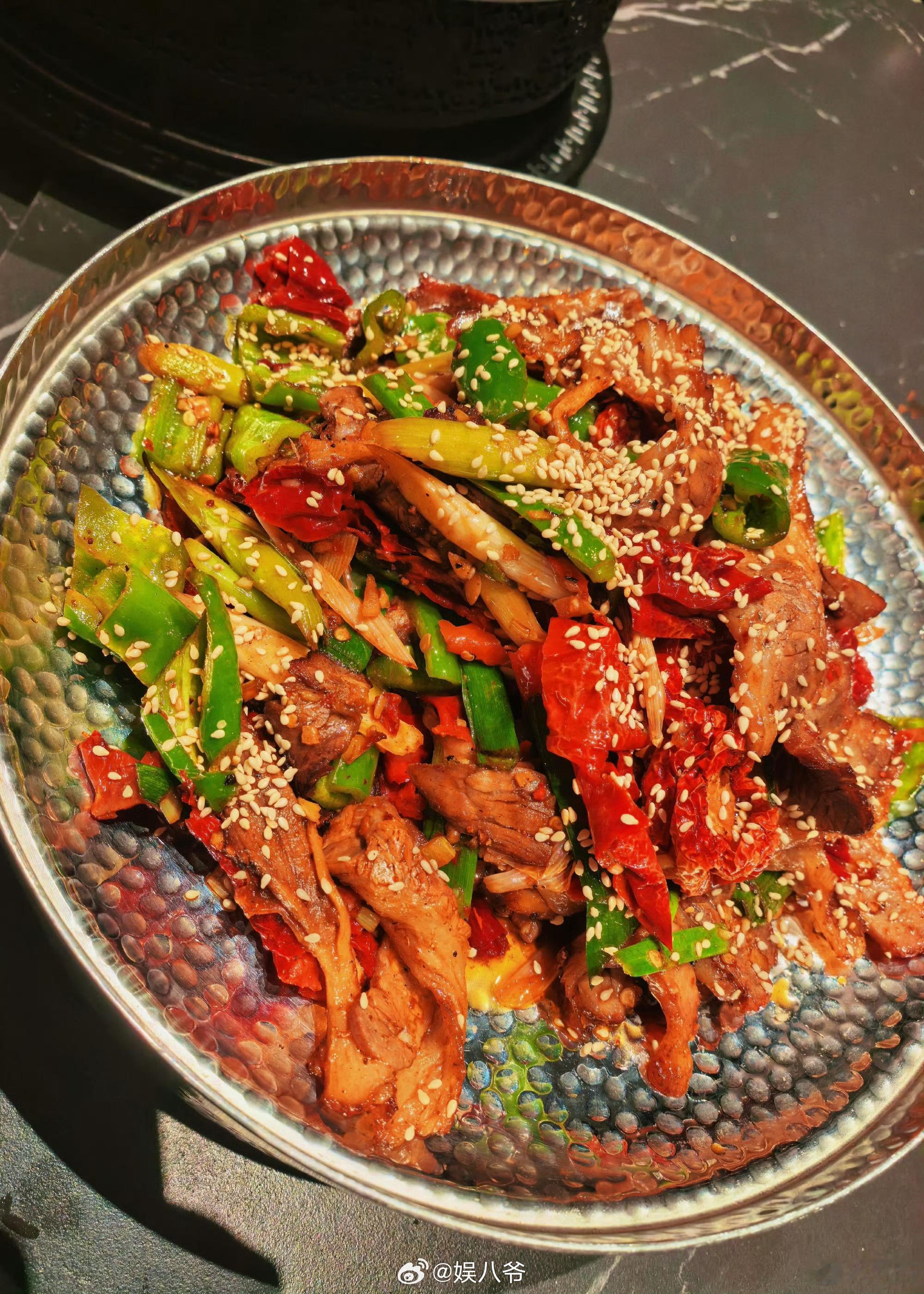 何与最新营业：🏀和，还和粉丝应援大屏合照，好真诚好宠粉，和粉丝双向奔赴ing 