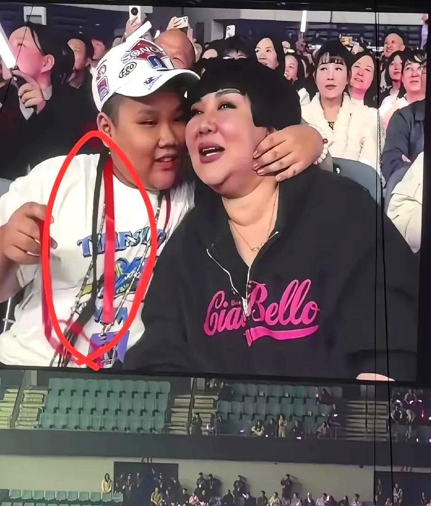 亲爹亲妈往边上坐，郭德纲王惠稳坐高堂主位。
 
陶阳大婚，敬茶改口，跪拜的却是师