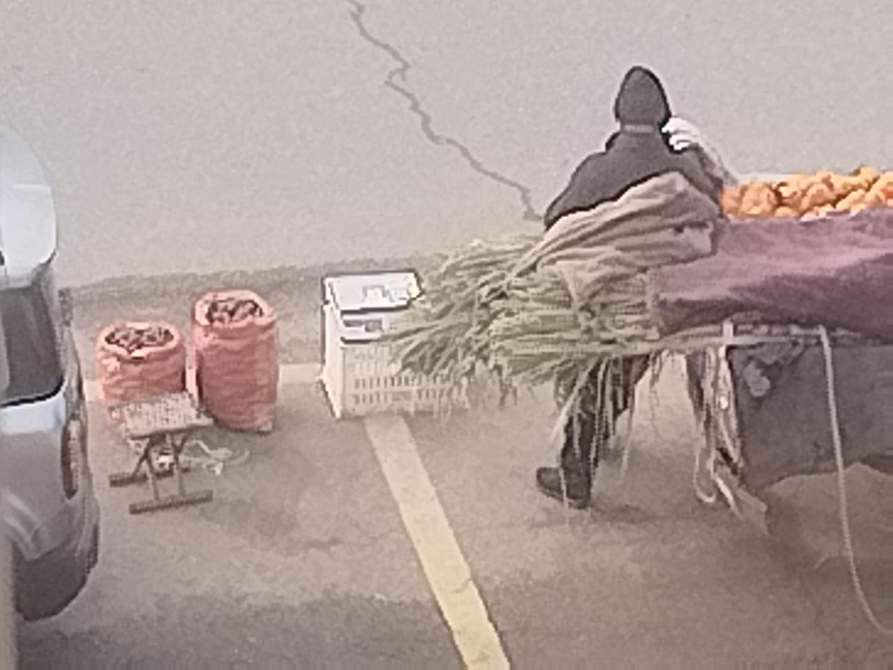 道路两旁的停车位都被买菜的霸占了，没人管吗？