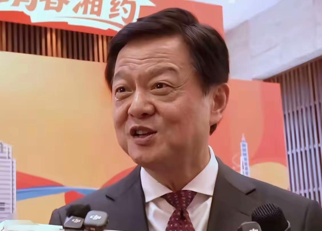 很多人熟悉周锡玮，都是通过台湾时事评论节目，看他点评台湾政局、解读两岸关系，却很