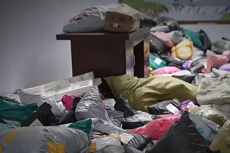山东曹县，全国最大的演出服生产基地之一。最近，演出服商家王先生的仓库里，退货包裹