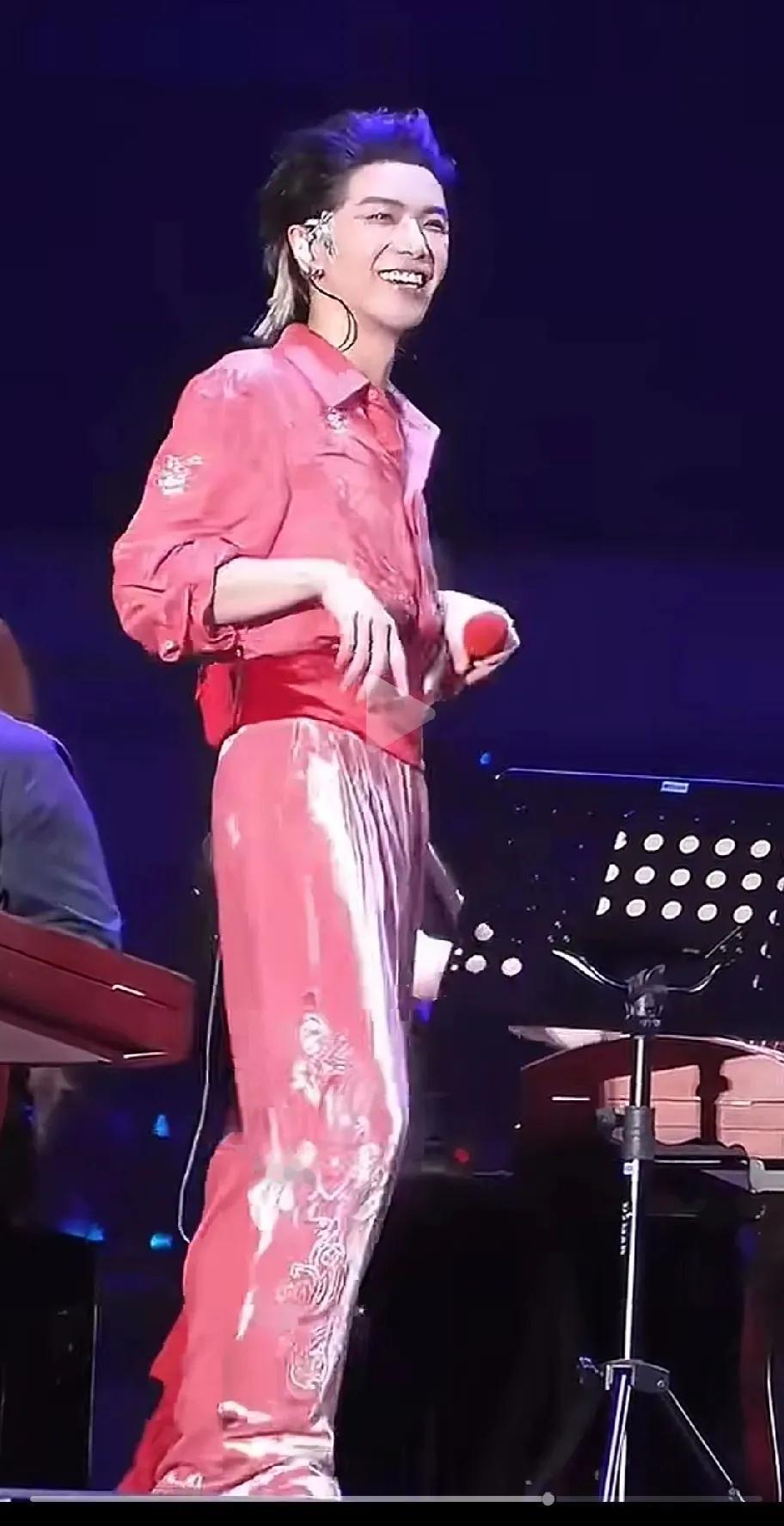 比女人都妖娆，一个大男人怎么都喜欢以柔为美。
不知道为什么那么红，那么出名。