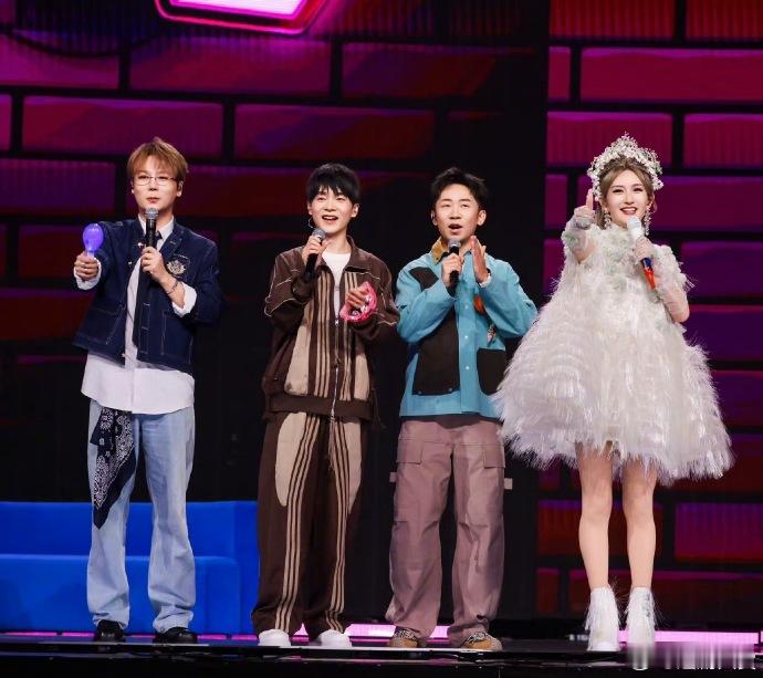 刘维去谢娜演唱会被指忘本刘维去谢娜演唱会捧场，结果被部分网友说了些不太好听的话。