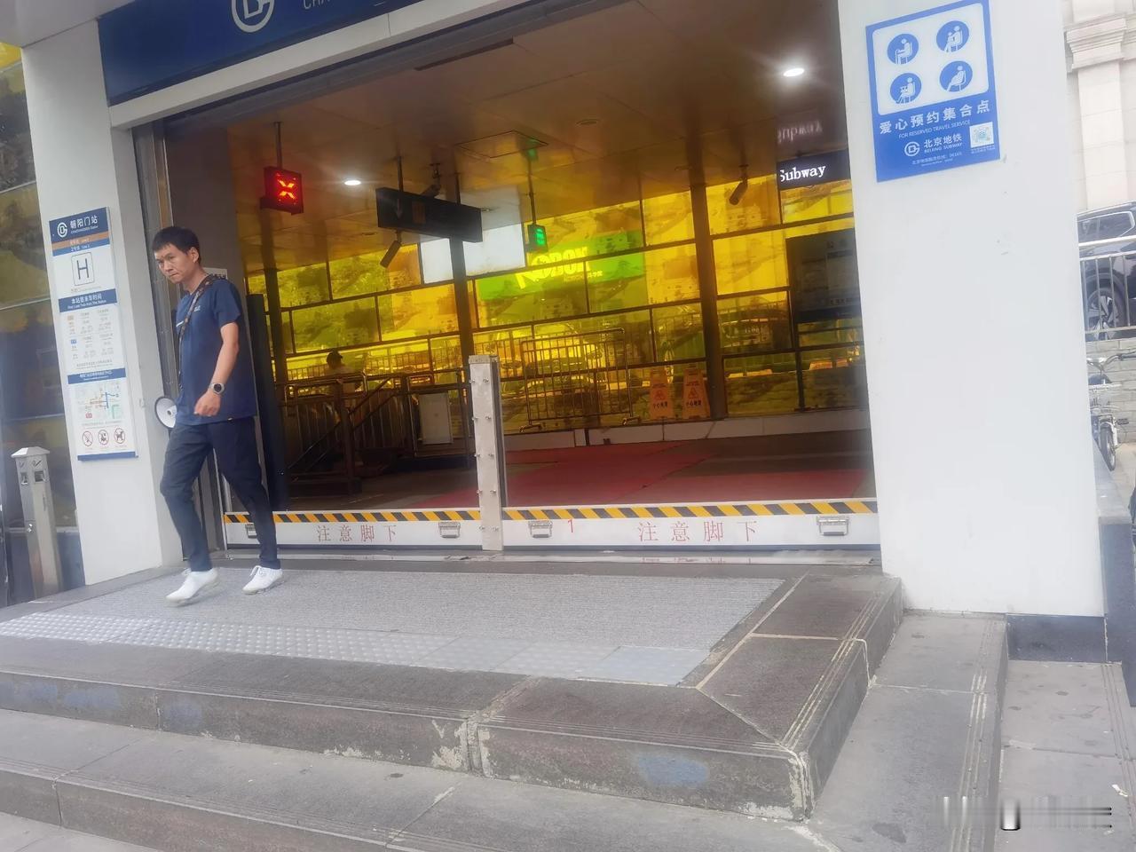 北京要下大雨，甚至暴雨，领导让提前下班。出办公楼，一股热浪扑面而来，今天北京实在