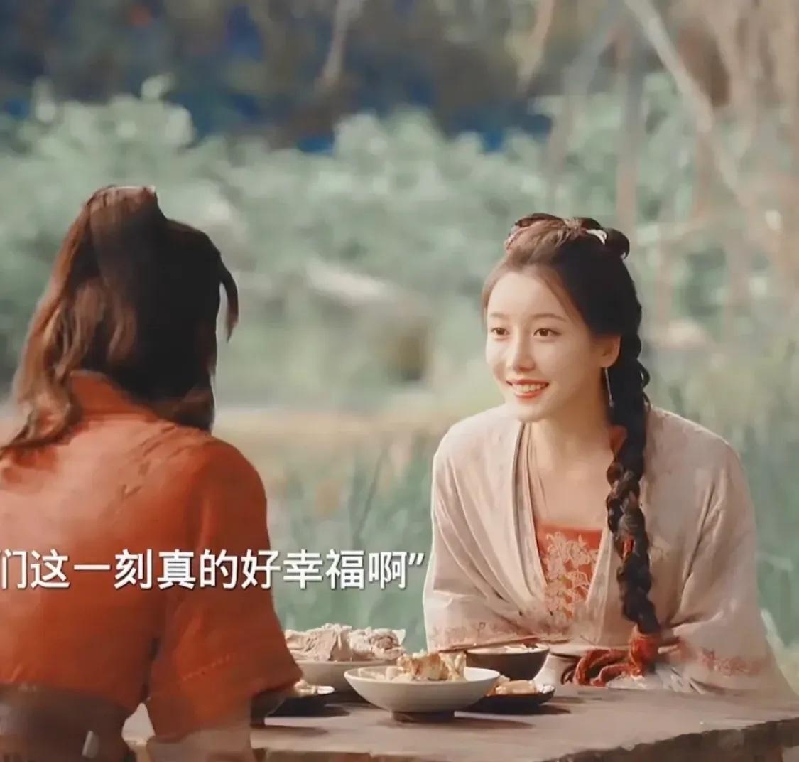 易文君除了和王爷的婚是正经结的，其他都不是。易文君和叶鼎之从小就有婚约，两人是青