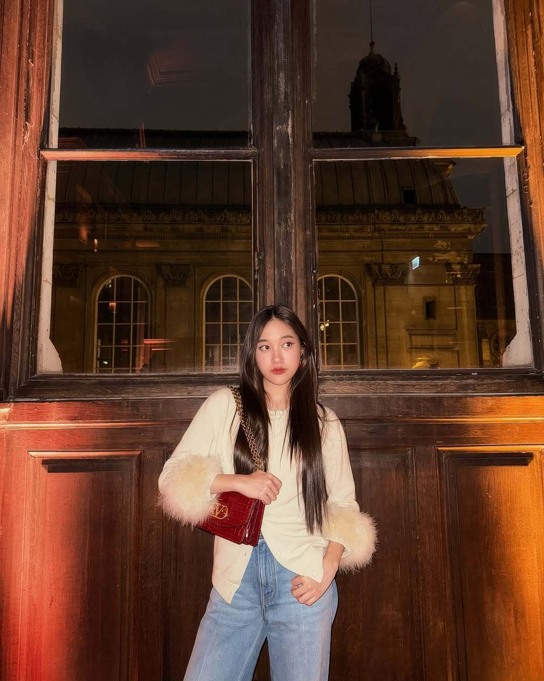 Freen 在巴黎一组新随拍，身穿Valentino 2025春夏系列，本次在巴