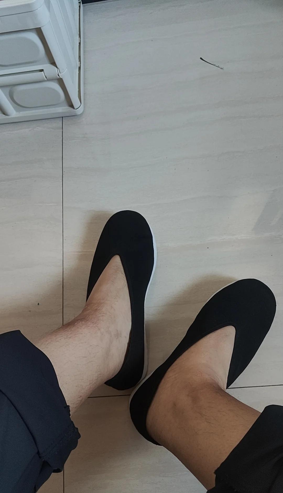 还得是布鞋，还得是内联升
就是不能踩水，贵矫情。