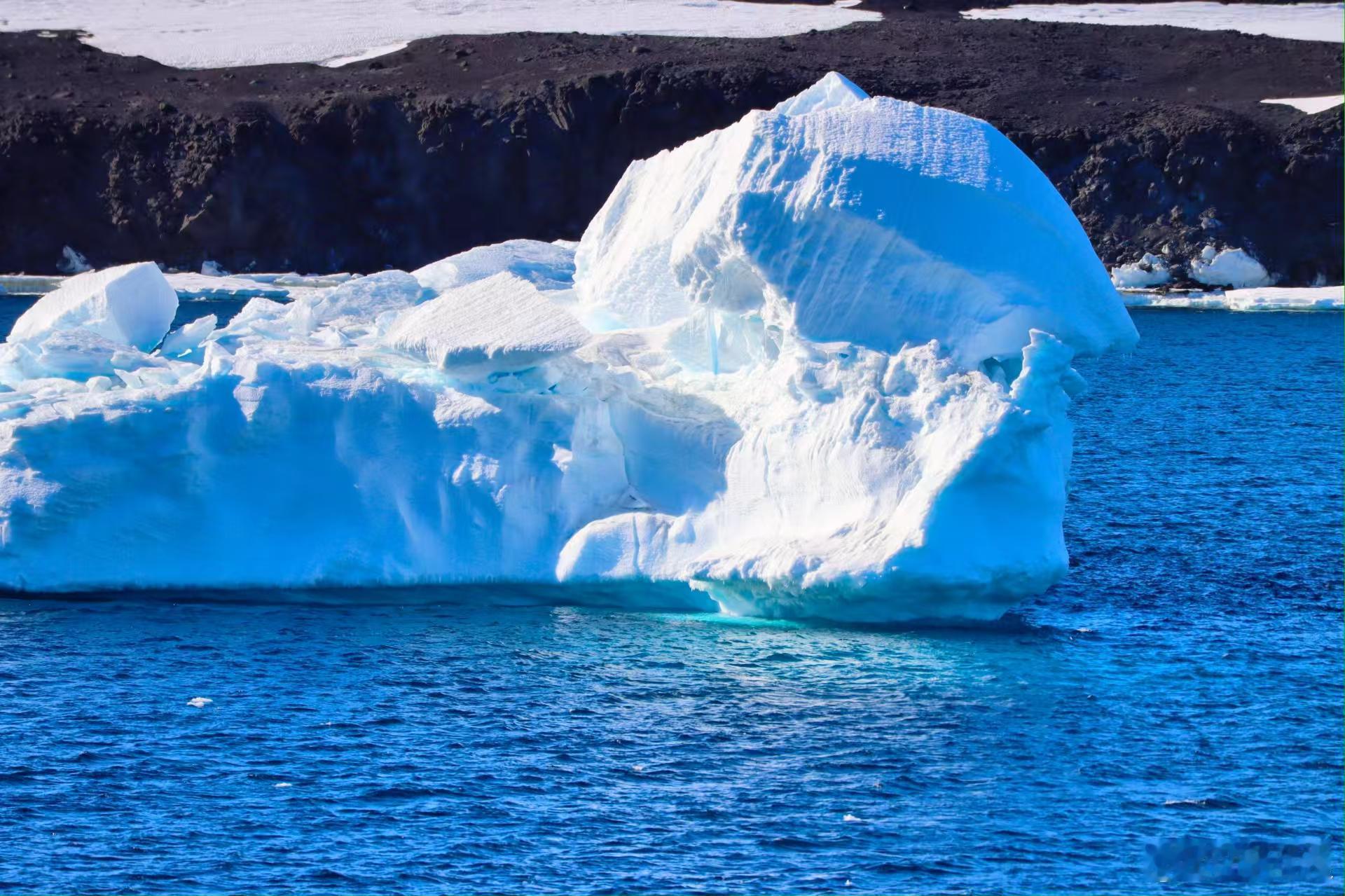 我在南极开挖掘机国产挖掘机成南极科考得力干将 在南极建设中，国产挖掘机承担起清雪
