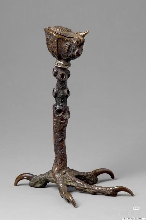 谁懂啊！我翻出个看不懂的老物件！
 
家人们谁懂啊！我收拾东西翻出个老物件，长得