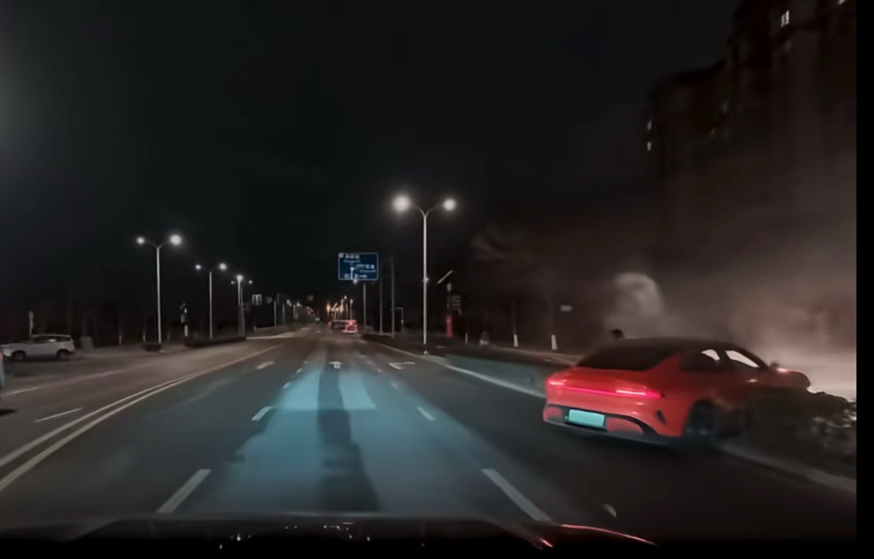 还有这个，大家来认一下尾灯，如果没有AI造假的话