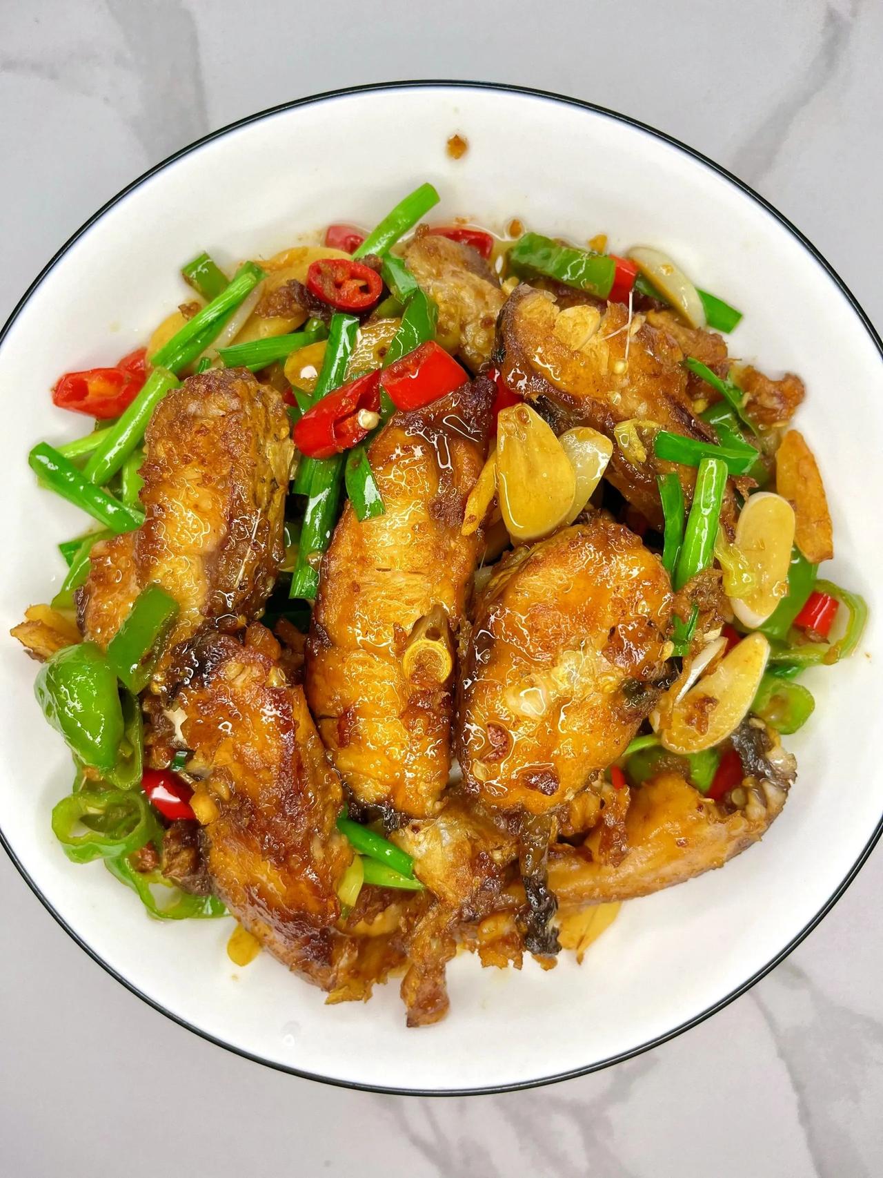 尝过就没有不喜欢的！这道湖南菜味道绝了！
香辣鱼块，酥脆入味，配米饭嘎嘎香，卖相