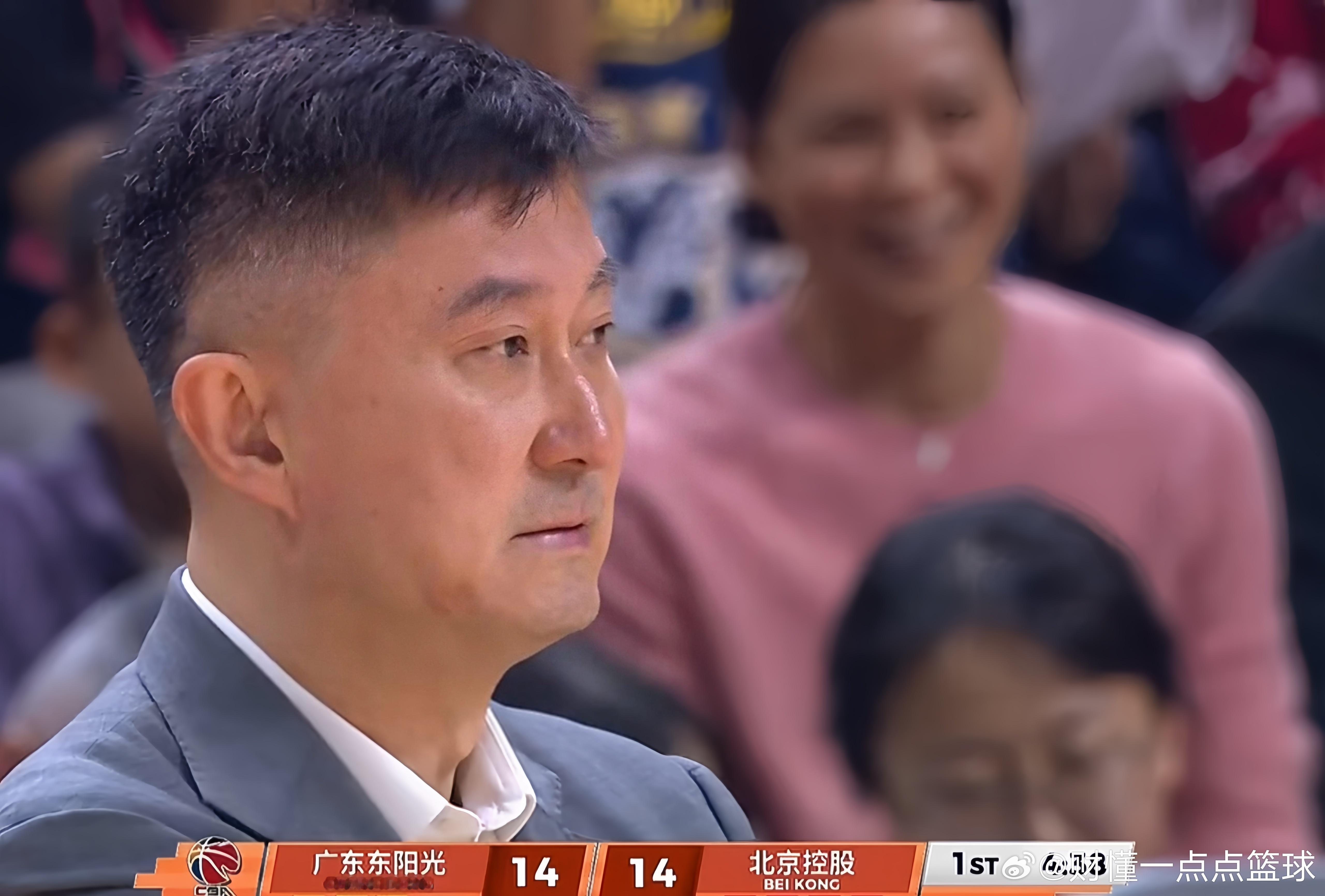 最近看广东队比赛，球迷都懵了：那个曾两战狂砍32分、读秒绝杀的徐杰，咋成了底角蹲