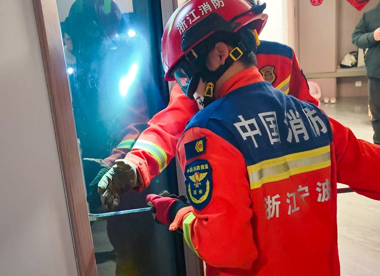 儿童反锁浴室宁波江北消防紧急救援 近日宁波江北晚上八点左右，两岁小女孩被困浴室近