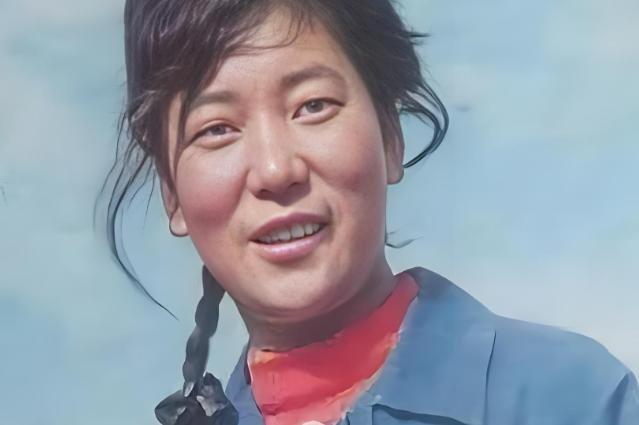 1982 年，青海贵德县，18 岁女民兵陶金兰在施工修水管时，意外挖出 7 万枚