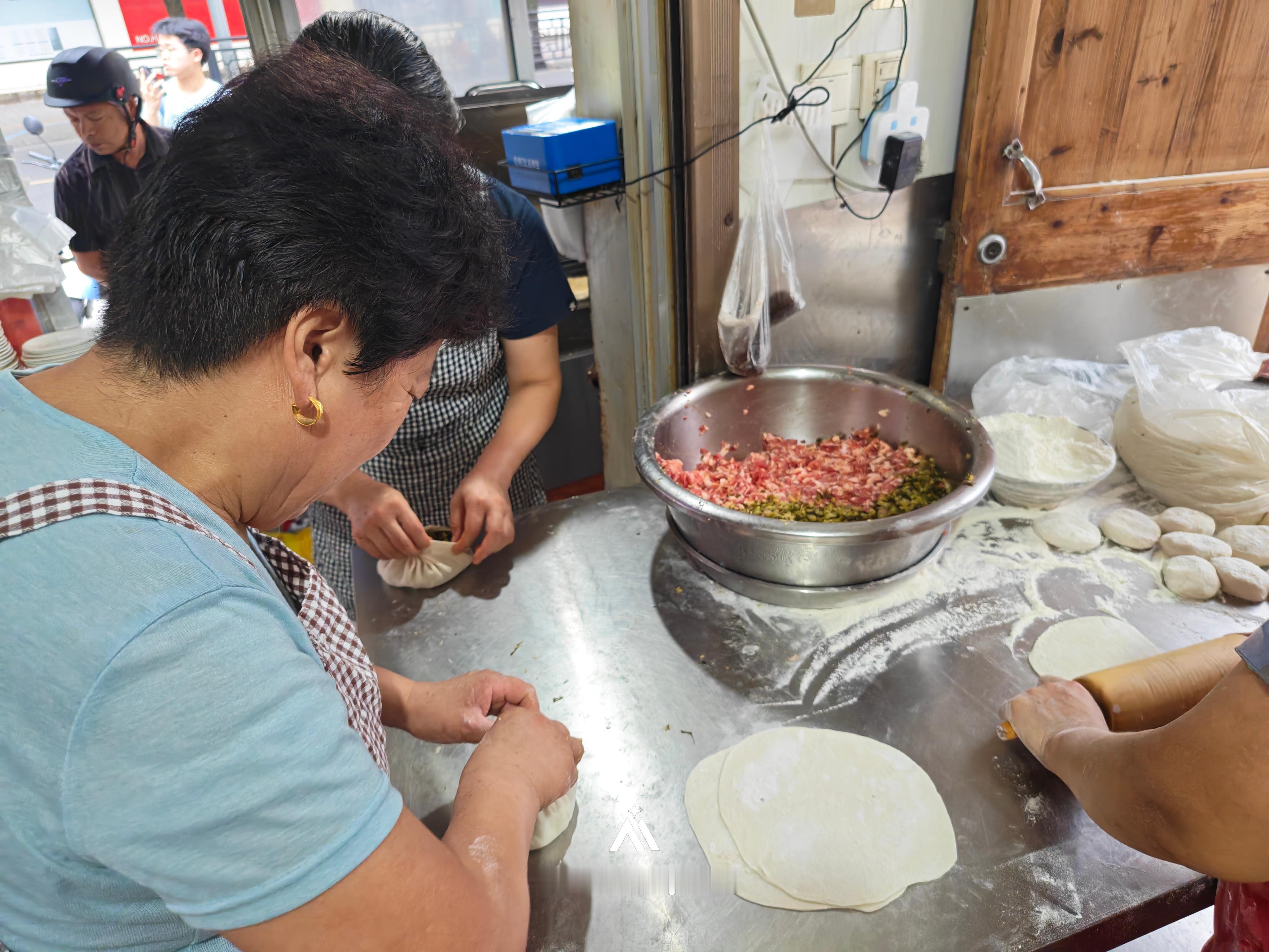 虽然酒店有晚餐 但我还是选择吃一个东阳正宗的南马肉饼，点了两份饼， 一份粥 16