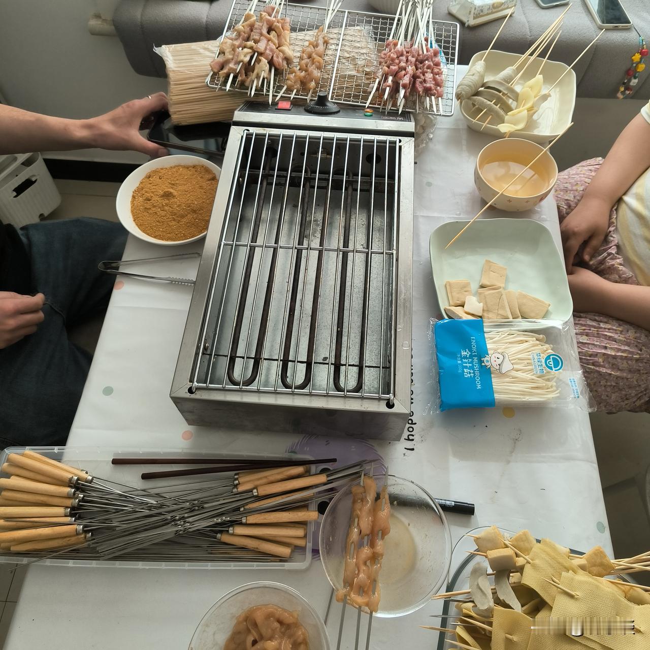 但是，家庭版的烧烤就比较麻烦了，首先必须将菜洗好，切好，然后再用签子穿好。
因为