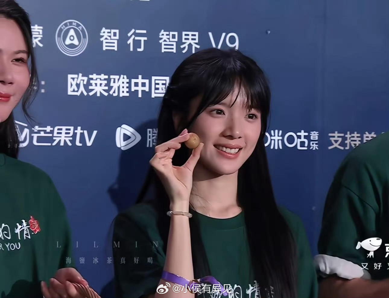 李思潼 无过度妆感这素颜还有人说普啊？倒是让你家姐姐把妆卸了开个直播看看呢，一大