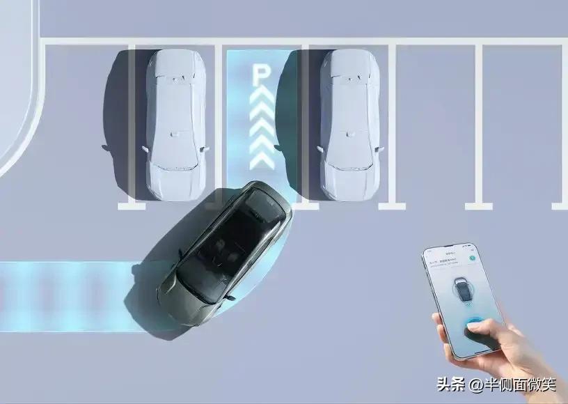 车身侧面是设计的亮点所在。一条流畅的腰线贯穿车身，溜背轿跑式的造型不仅动感，也进