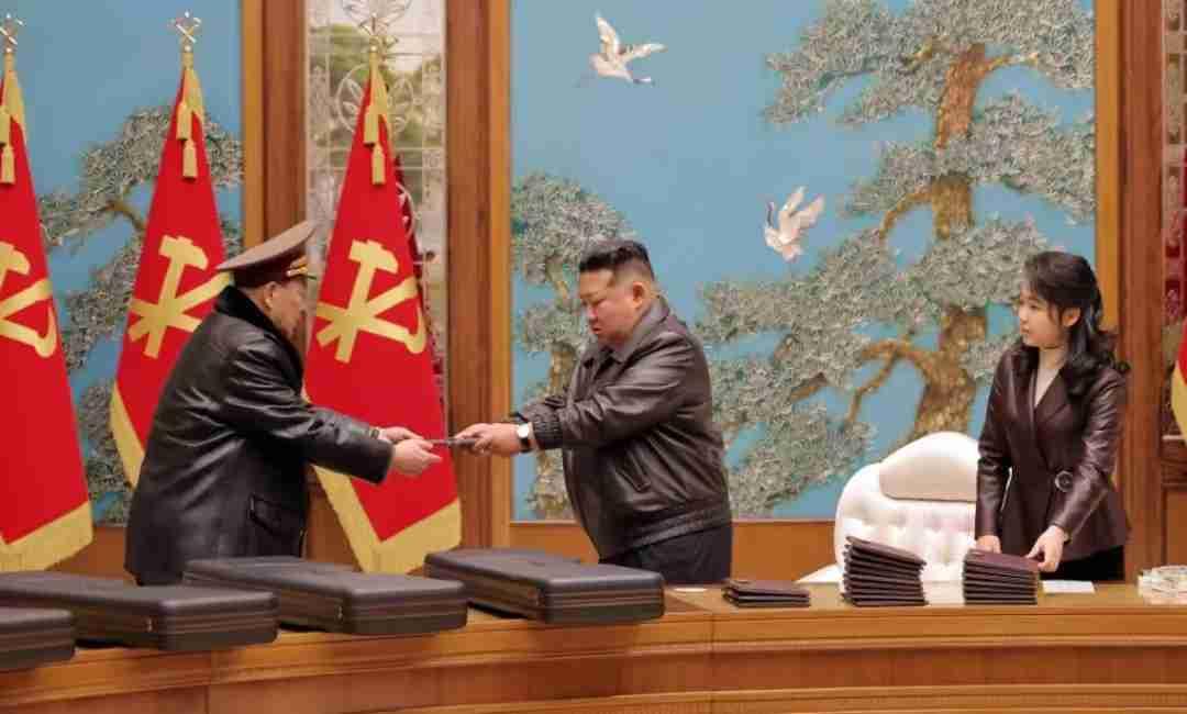 金正恩向朝核心干部与军事指挥员赠新一代狙击步枪，释放信号不一般！
 
据中新网2