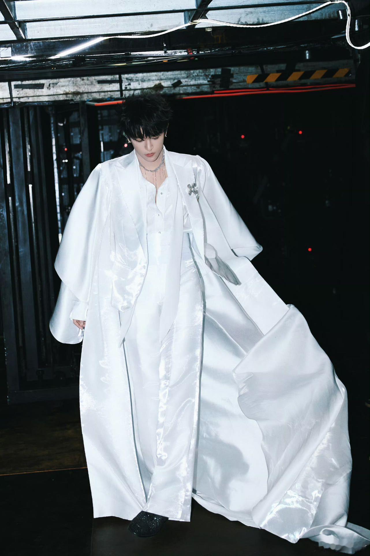 救命！黄子拿错话筒大型社死现场，没声音愣半天，反差萌直接戳中我心巴，可爱到犯规！