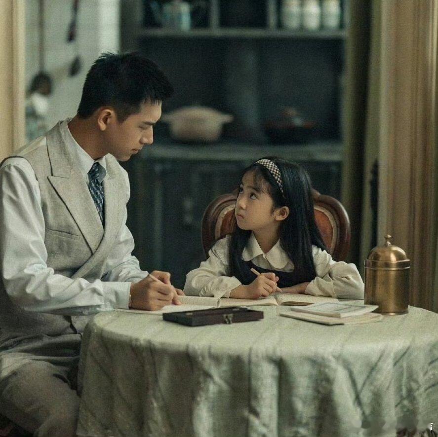 李现你辅导作业有瘾是吗 教数学还能轻松教会好厉害，李现辅导作业上瘾实锤，戏里戏外